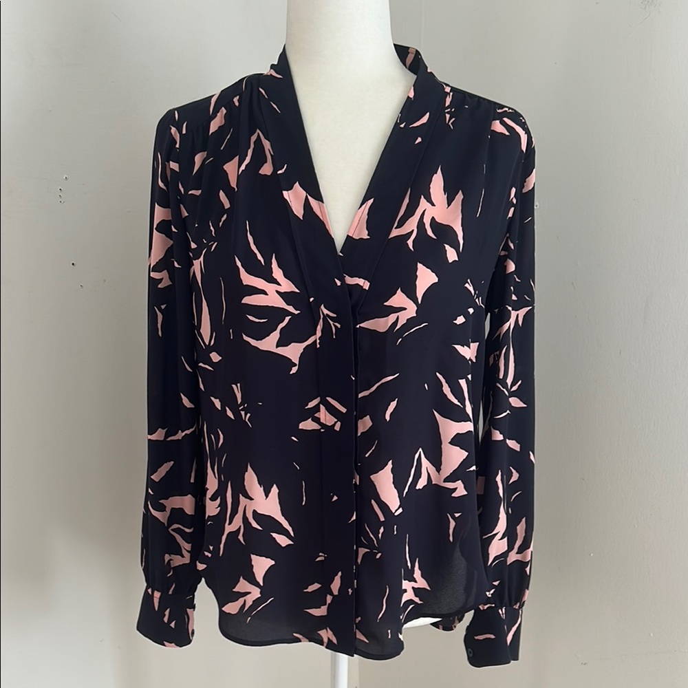 Ann Taylor Navy Blue/Pale Peach Abstract Print Blouse sz XS